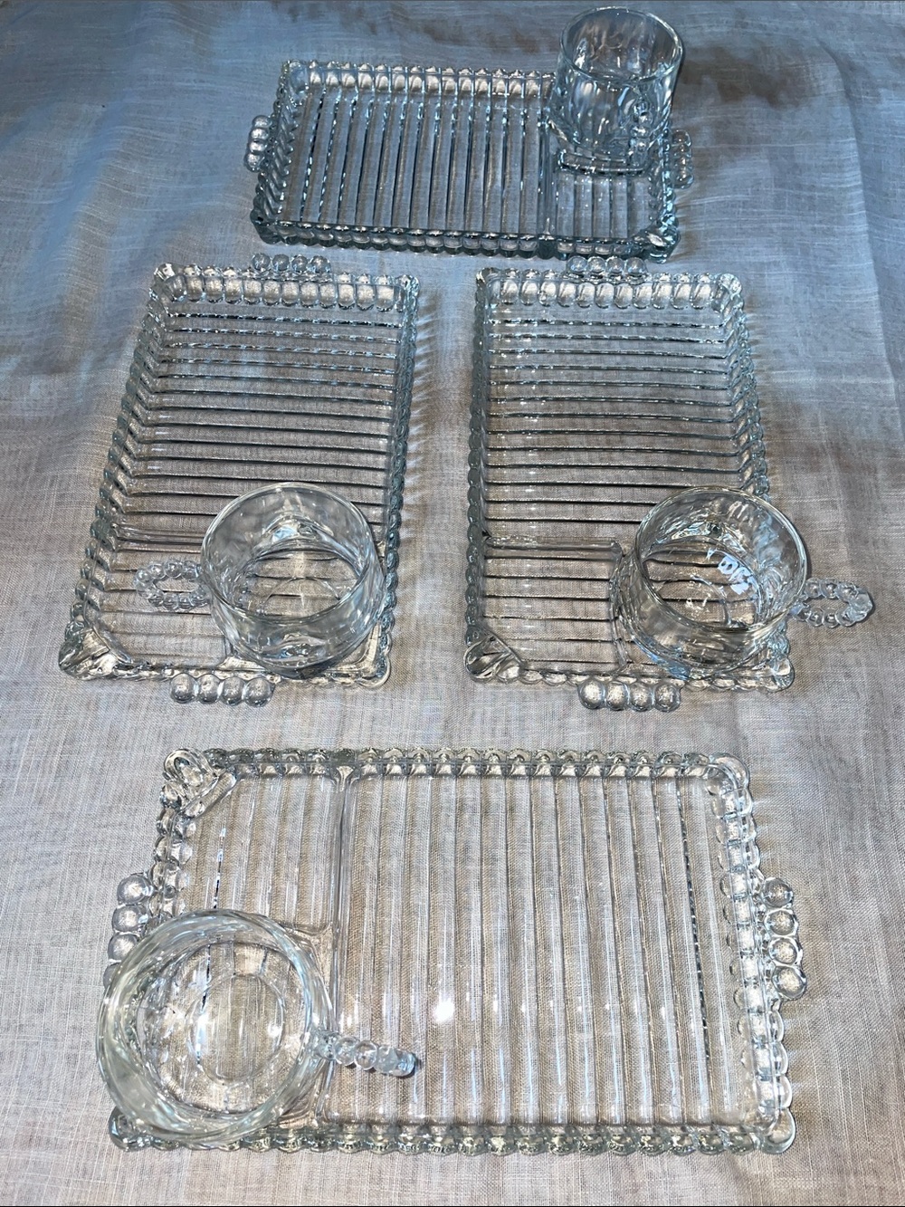 Vintage 1940’s Hazel Atlas Clear Glass Snack Tray with Handle & Cup. SET OF 4 - Picture 2 of 8
